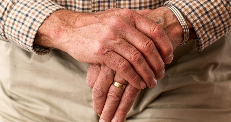big_elderly-981400_1280