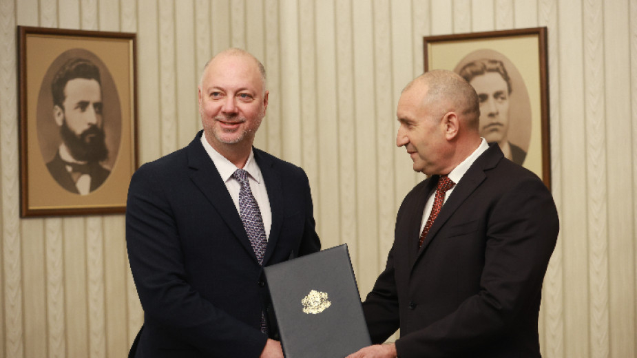 prezidentyt-rumen-radev-vrychi-pyrviya-mandat-gerb-sds-vyrnaha-pylna-papka-960x640