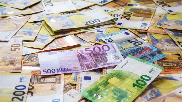 4953e188943b0a9bc0872e92c1ae2a7f-fotoblend-banknotes-7850299-1280-1